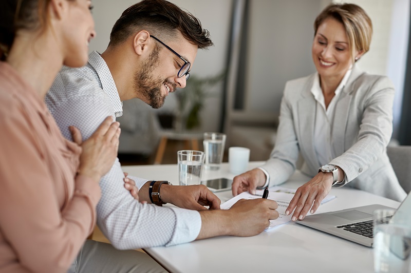 asesorados de la empresa riendo